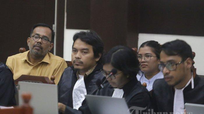 Terdakwa Direktur Lokataru Haris Azhar dan Koordinator KontraS Fatia Maulidiyanti menjalani sidang di Pengadilan Negeri Jakarta Timur, Jakarta, Kamis (8/6/2023). Sidang tersebut beragendakan pemeriksaan Luhut Binsar Pandjaitan sebagai saksi atas kasus dugaan pencemaran nama baik dirinya dengan terdakwa Haris Azhar dan Fatia Maulidiyanti.