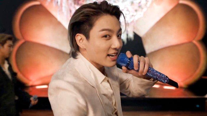 Dalam screengrab yang dirilis pada 14 Maret, Jungkook dari BTS tampil di atas panggung selama 63rd Annual GRAMMY Awards yang disiarkan pada 14 Maret 2021.  Theo Wargo/Getty Images untuk The Recording Academy/AFP