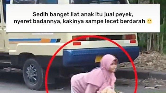 Tangkapan layar video yang menggambarkan anak di Surabaya berjualan rempeyek sambil merangkak viral di media sosial.