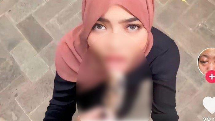 Tiktokers Oklin Fia diancam petisi penistaan agama usai posting video menjilat es krim di depan kemaluan pria. (Twitter)