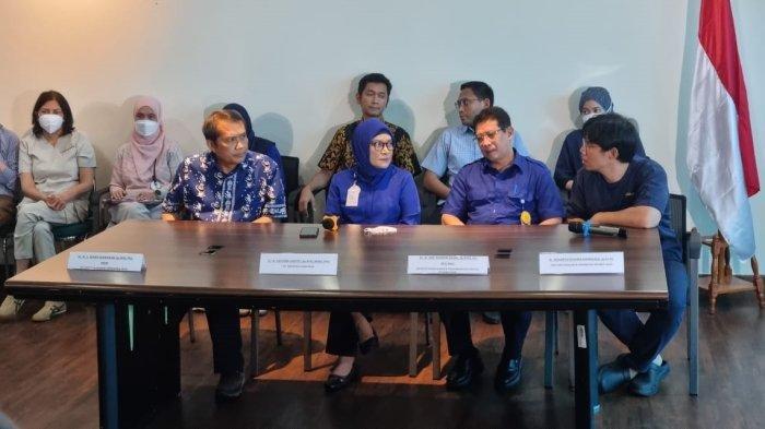 Tim dokter RSCM memberikan keterangan pers tentang penanganan Fajri.
