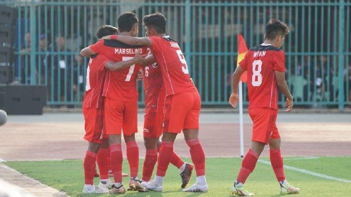 Para pemain Timnas U-22 Indonesia merayakan gol saat menghadapi Filipina, 29 April 2023 - Timnas U-22 Indonesia kini jadi pemuncak klasemen Grup A SEA Games 2023 Kamboja usai menang atas Filipina di laga perdana, pada Sabtu 29 April 2023.