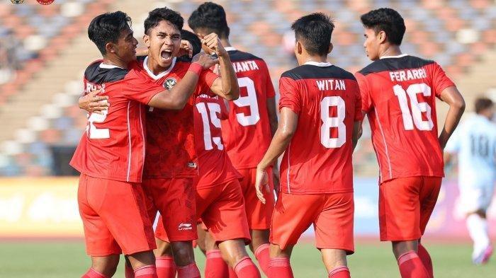 Selebrasi para pemain Timnas  Indonesia U22 merayakan gol Marselino Ferdinan ke gawang Myanmar pada pertandingan kedua Grup A SEA Games 2023 di Stadion Olimpiade, Kamboja, Kamis (4/5/2023) sore WIB.