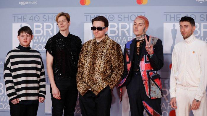 Band Inggris 'Bring Me the Horizon' berpose di karpet merah saat kedatangan BRIT Awards 2020 di London pada 18 Februari 2020.