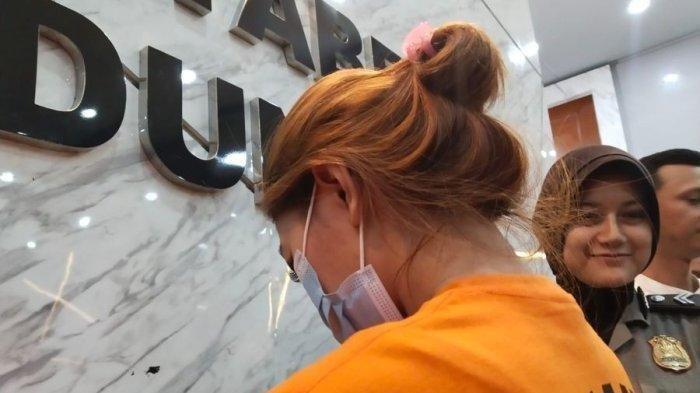 Berikut sosok Areta Febiola alias AF sosok selebgram Bandung ditangkap polisi, video viral TikTok melalui akunnya sudah disukai 5,6 juta kali. Pemilik akun Instagram @aretaaaw tersebut ditetapkan jadi tersangka karena diduga mempromosikan atau endorse situs judi online.