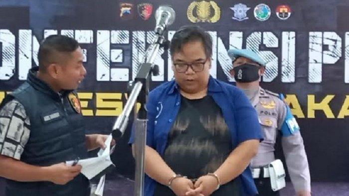 Pelaku kasus pencabulan yang merupakan oknum guru taekwondo di Solo berinisial D saat dihadirkan dalam konferensi pers di Mapolresta Solo, Jumat (24/3/2023