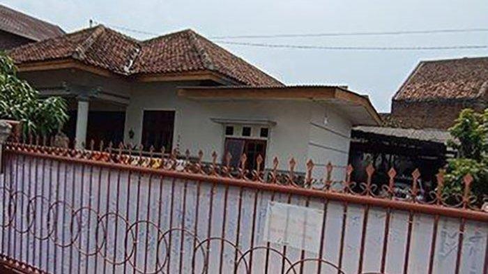 Rumah tersangka ASN inisial SA dan ibunya SD di Gang Kenari, Sukabumi, Bandar Lampung. Di rumah ini, kelima ART-nya mengalami penganiayaan. Dua dari kelima ART yang sudah tak tahan akhirnya kabur dan sukses pada 8 Mei 2023 lalu. SA dan SD sudah ditetapkan tersangka oleh penyidik Polresta Bandar Lampung pada Jumat (26/5/2023).