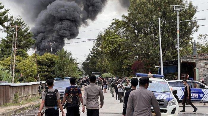 Tampak gempulan asap dari bangunan yang dibakar oleh masyarakat di Kampung Sapalek, Jalan Trans Irian, Kota Wamena, Kabupaten Jayawijaya. Kebakaran tersebut terjadi akibat isu penculikan anak yang menyebabkan sejumlah warga membakar kios dan ruko di wilayah tersebut - Ini penjelasan Polda Papua dan Polres Jayawijaya soal kerusuhan yang terjadi Wamena, Kabupaten Jayawijaya, Papua Pegunungan, Kamis (23/2/2023).