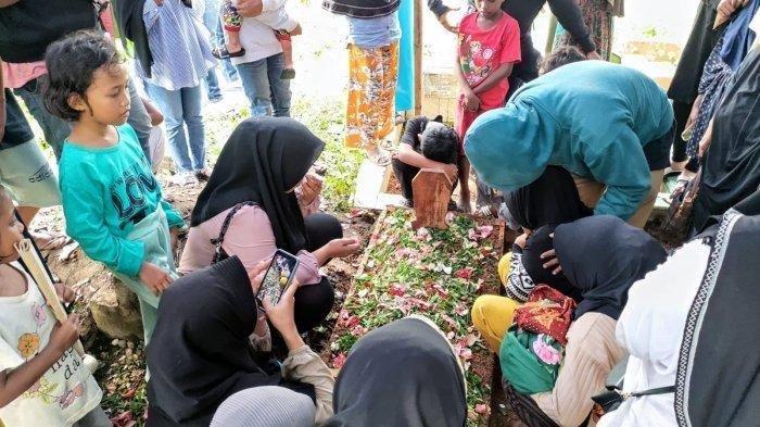 Isak tangis sang ibu meratapi kepergian putranya RSS yang menjadi korban penganiayaan anak Ketua DPRD Kota Ambon, Senin (31/7/2023).