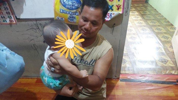 Algifari, bayi 8 bulan digendong oleh Herman, sang ayah. 
KISAH Viral Ayah Gendong Bayinya yang Pingsan Kena Gas Air Mata saat Bentrok di Rempang Batam