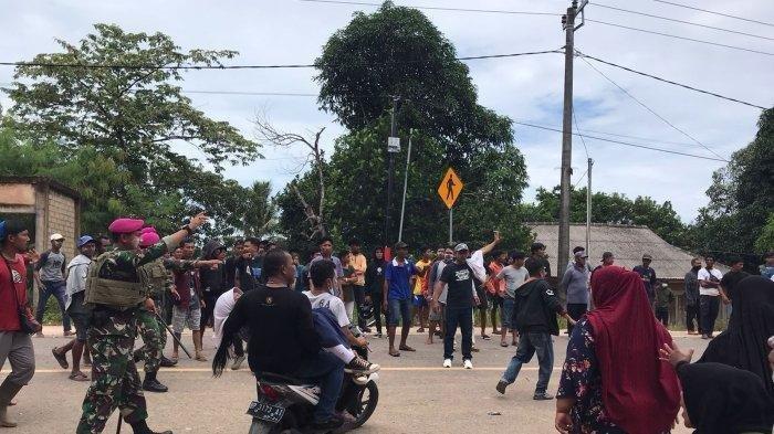 Sejumlah pelajar SMPN 22 Batam di Tanjung Kertang Rempang Cate dilaporkan pingsan karena efek gas air mata yang mengarah ke sekolah, Kamis (7/9/2023). Mereka terdampak dari sikap tegas tim gabungan mengamankan lokasi Rempang untuk memasang patok.