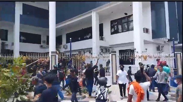 Massa melempar Kantor BP Batam dengan batu saat demo soal nasib warga Pulau Rempang, Kecamatan Galang, Kota Batam, Provinsi Kepulauan Riau, Senin (11/9/2023).