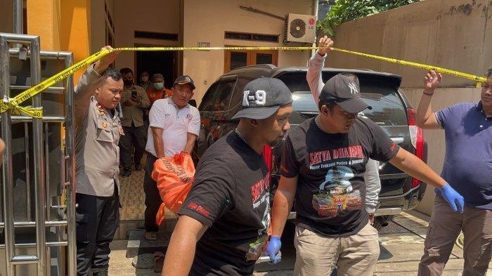 Petugas evakuasi jasad korban istri SW (43) dari lokasi kejadian pembunuhan di Cimanggis Depok, menggunakan ambulans menuju RS Polri Kramat Jati, Jakarta Timur, Kamis (10/8/2023).