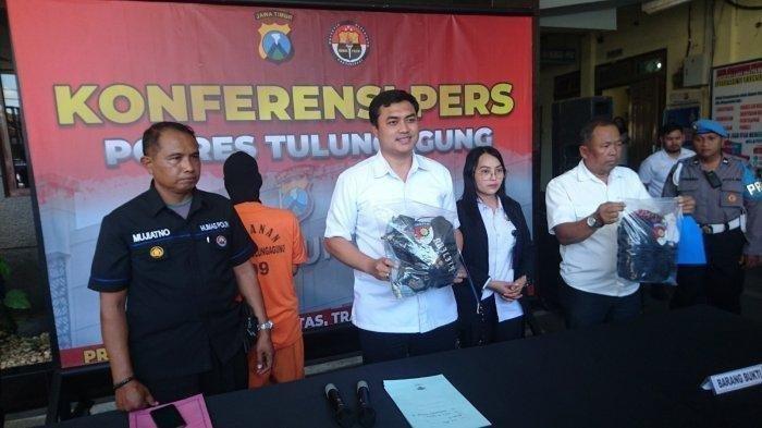 Kasat Reskrim Polres Tulungagung, AKP Gondam Pringgodani menunjukkan barang bukti kasus persetubuhan di Tulungagung.