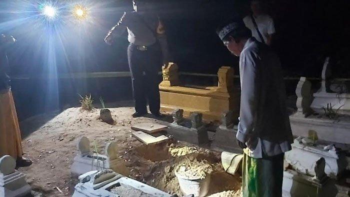 Sebuah makam di Dusun Galis Barat, Desa Galis, Kecamatan Giligenting, Kabupaten Sumenep, Madura, terbongkar, sementara jasad bayi berjenis kelamin laki-laki di dalamnya hilang, Kamis (29/6/2023).