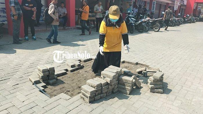 Direktur CV Dumilah Bumi Mandiri, Endah Retno Wulandari melakukan aksi protes pembongkaran paving di Pasar Sukowati Sragen, Rabu (31/5/2023).