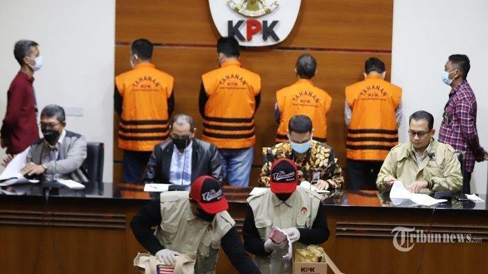 Petugas KPK saat menggelarjumpa pers kasus dugaan kasus suap proses penerimaan mahasiswa baru jalur mandiri Unila di Gedung Merah Putih Komisi Pemberantasan Korupsi (KPK), Kuningan, Jakarta Selatan, Minggu (21/8/2022). Para tersangka ditahan di dua tempat terpisah selama 20 hari kedepan