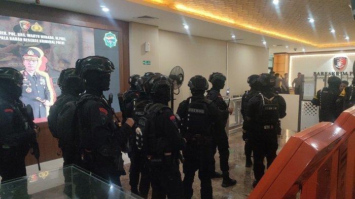 Puluhan anggota Brimob Polri hingga kendaraan taktis (rantis) Brimob bersiaga di Bareskrim Polri bersamaan dengan pemeriksaan pimpinan Pondok Pesantren (ponpes) Al-Zaytun, Panji Gumilang, Selasa (1/8/2023).
