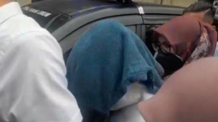 AG (15) hadir di Pengadilan Negeri Jakarta Selatan, Rabu (29/3/2023). /Foto: Ist