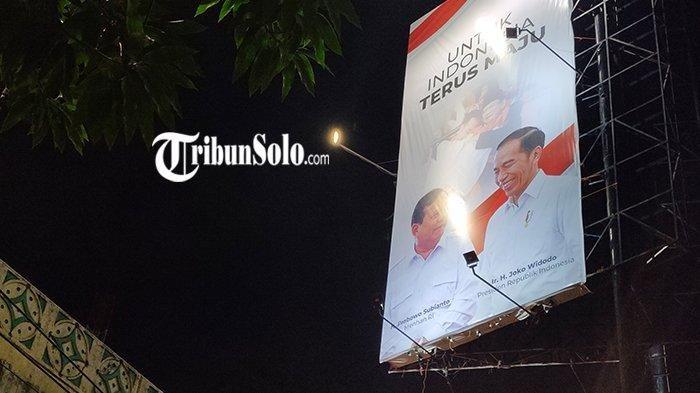 Baliho Bacapres Gerindra Prabowo Subianto dan Presiden Joko Widodo yang terpasang di Flyover Manahan.