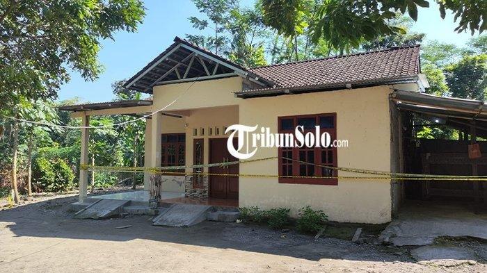 Kondisi rumah lokasi dugaan pembunuhan sudah terpasang garis polisi, di Dukuh Dumung, Desa Nangsri, Kecamatan Manisrenggo, Kabupaten Klaten, Kamis (22/6/2023)