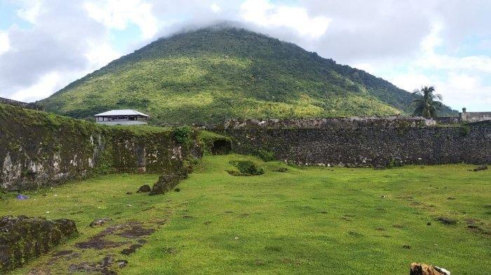 ragam foto Banda Neira yang diunggah akun @lahilapagi trending di twitter, Selasa (30/5/2023)