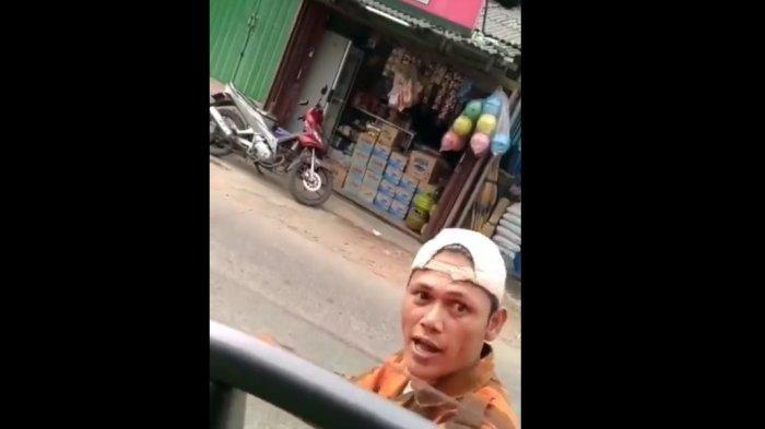 Seorang oknum ormas yang berseragam Pemuda Pancasila memalak sopir truk gas LPG yang melintas di wilayah Rancabungur, Kabupaten Bogor, hingga peristiwa pemalakan itupun viral di media sosial