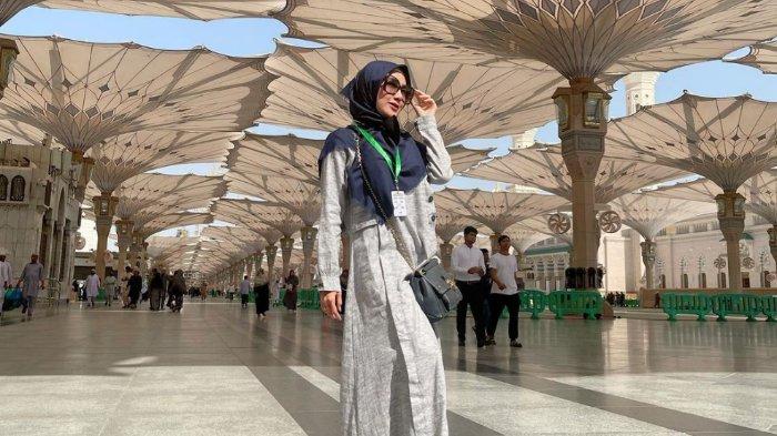 Ucie Sucita ketika berada di Masjid Nabawi.