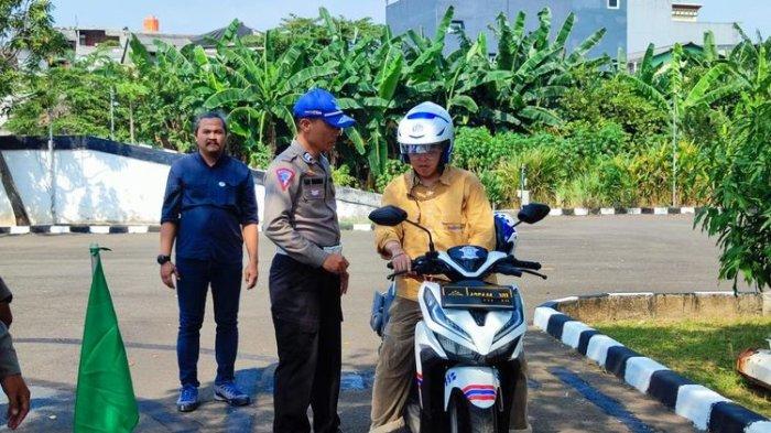 Uji coba praktik pembuatan SIM C yang baru di Daan Mogot, Jakarta Barat