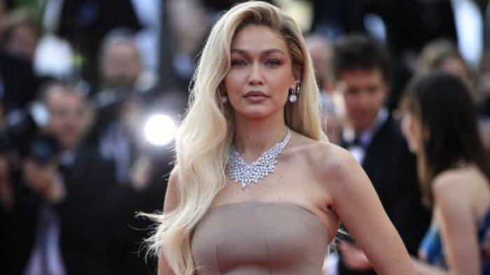 Model AS Gigi Hadid tiba untuk pemutaran film 