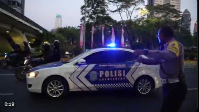 Viral Polisi Teriak 'Goblok' ke Polisi yang Naik Mobil PJR saat Amankan Delegasi KTT ASEAN
Capture video viral polisi nyaris menyerempet rombongan delegasi KTT ASEAN di kawasan Semanggi, Jakarta Selatan pada Rabu