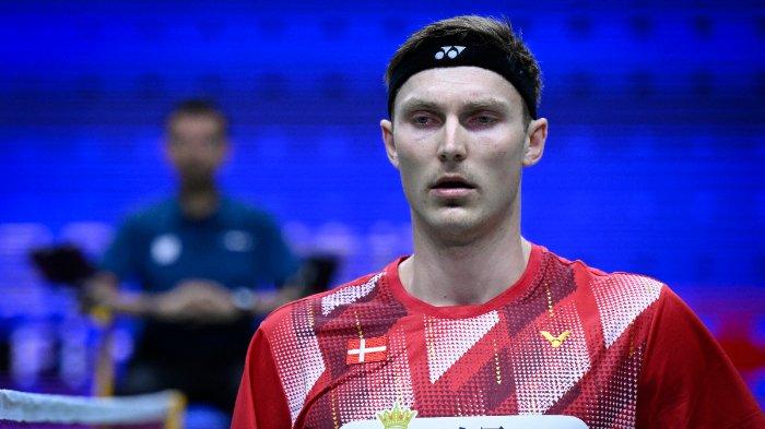 Viktor Axelsen dari Denmark pergi setelah pensiun pada pertandingan perempat final tunggal putra melawan Lee Zii Jia dari Malaysia pada kejuaraan bulu tangkis dunia Piala Sudirman 2023 di Suzhou di provinsi Jiangsu timur China pada 19 Mei 2023.