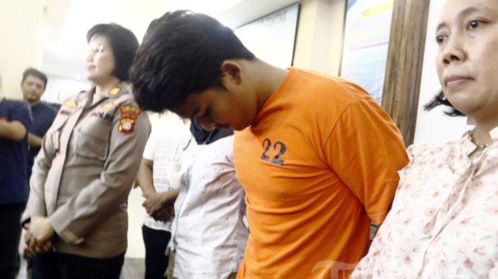 Tersangka Shane Lukas (19) dengan mengenakan baju tahanan dihadirkan saat Kapolres Metro Jakarta Selatan, Kombes Pol Ade Ary Syam memberikan keterangan terkait penetapan Shane, teman dari Mario Dandy Satriyo (MDS, 20), sebagai tersangka dalam kasus penganiayaan anak Pengurus GP Ansor, Cristalino David Ozora (17), dalam jumpa pers di Mapolres Metro Jakarta Selatan, Kebayoran Baru, Jumat (24/2/2023). Shane Lukas terbukti bersalah karena telah membiarkan adanya kekerasan dan memprovokasi MDS untuk menganiaya David. Pada kesempatan tersebut, Polres Metro Jakarta Selatan juga menunjukkan sejumlah barang bukti di antaranya satu buah handpone, satu buah celana panjang warna hitam, dan baju lengan pendek warna biru dongker milik tersangka.