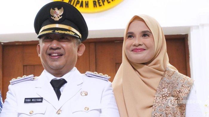 Wali Kota Bandung Yana Mulyana bersama istri