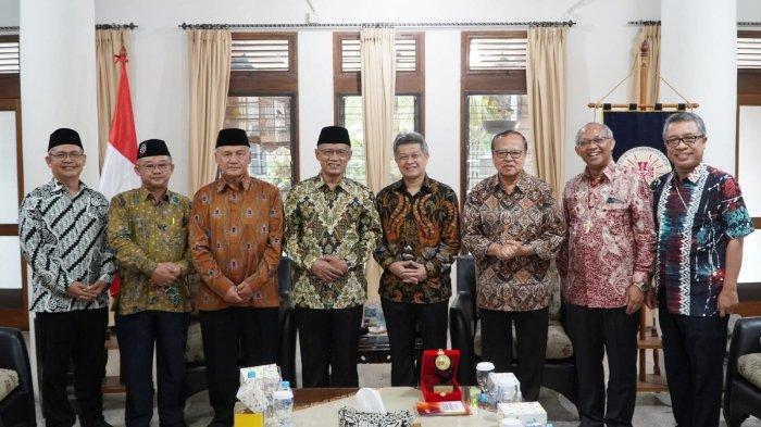 Potret kunjungan merajut silaturahmi komponen bangsa yang dilakukan oleh Pimpinan Pusat (PP) Muhammadiyah ke Wisma Keuskupan Agung Jakarta Jl. Katedral No. 7, Jakarta Pusat, Jumat (9/6/2023).