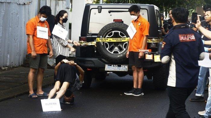 Mario Dandy Satriyo (20) dan Shane Lukas (19) dalam rekonstruksi kasus penganiayaan terhadap Critalino David Ozora (17) di Komplek Green Permata, Ulujami, Pesanggrahan, Jakarta Selatan pada Jumat (10/3/2023). Dalam rekonstruksi tersebut, sepatu Mario Dandy disorot