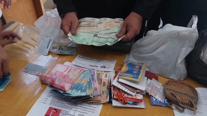 Harta milik Tini, pengemis di kolong jembatan di Bogor. Tini, pengemis yang memiliki cek Rp1,3 Miliar mengaku hartanya titipan dari pahlawan atau pendahulunya.