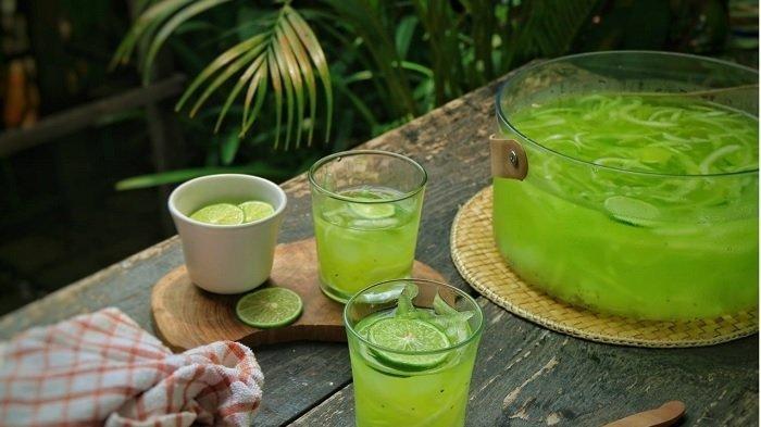 Es kuwut sendiri merupakan minuman khas Bali yang terbuat dari melon, jeruk nipis, air gula, dan sirup, isian es melon kuwut pun bisa dikreasikan sesuai selera