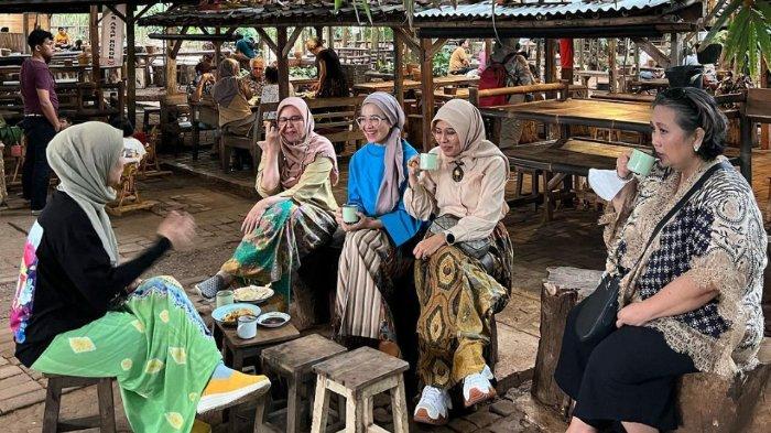 Pengunjung sedang menikmati hidangan di Warung Tuman BSD, Tangerang Selatan.