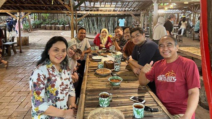 Pengunjung berfoto sekaligus menikmati hidangan di Warung Tuman BSD, Tangerang Selatan.