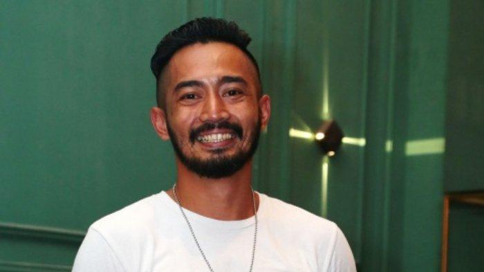 Pemain film Yama Carlos saat ditemui pada acara syukuran film SATRIA di The Pallas, SCBD, Jakarta Pusat, Selasa (26/9/2017). Rencananya mereka akan mengambil lokasi syuting di daerah Banyumas.