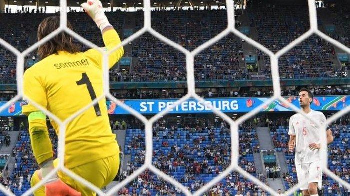 Kiper Swiss, Yann Sommer (kiri), bersuka cita setelah gelandang Spanyol, Sergio Busquets (kanan), gagal mengeksekusi penalti dalam pertandingan perempat final Euro 2020, Jumat (2/7/2021).