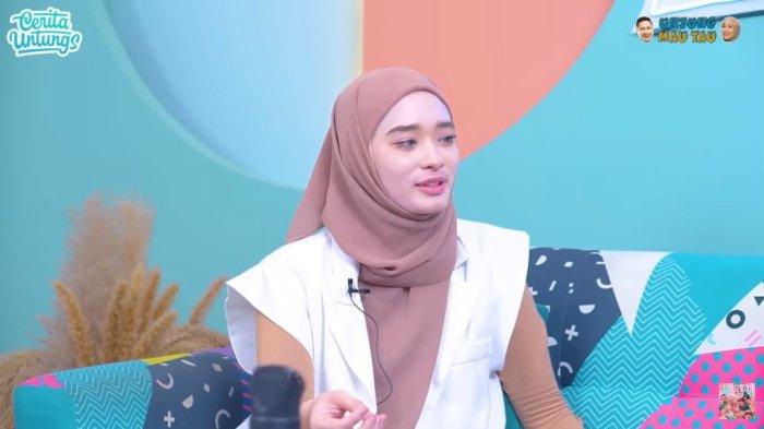 Inara Rusli saat menjadi bintang tamu di kanal YouTube CERITA UNTUNGS. Inara mengungkap pilihannya untuk tidak menceritakan masalah rumah tangga kepada anak-anaknya.