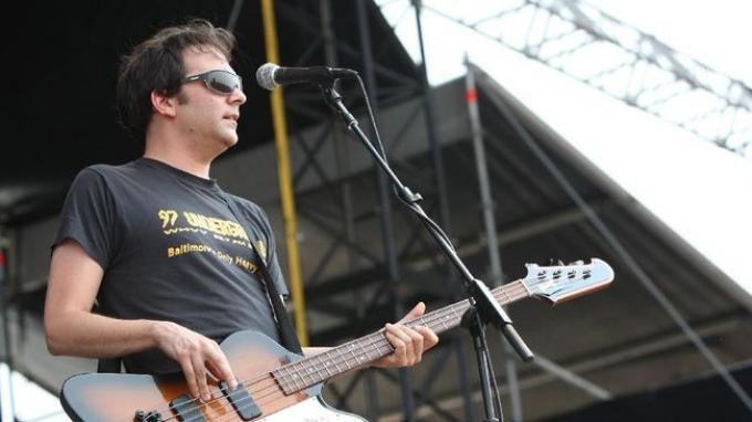 Musisi peraih nominasi Oscar dan personel Fountains of Wayne, Adam Schlesinger, meninggal dunia di usia 52 tahun karena komplikasi terkait virus corona