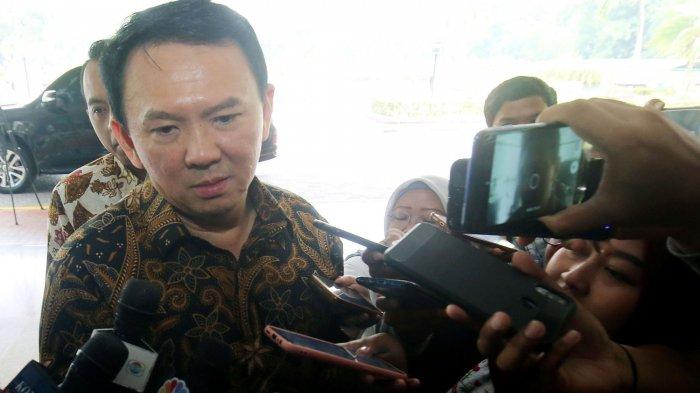 Ahok menjawab pertanyaan wartawan saat tiba di Kantor Kementerian BUMN 2