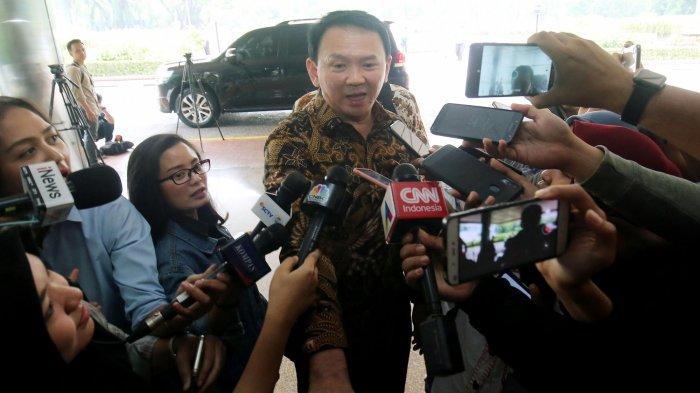 Ahok menjawab pertanyaan wartawan saat tiba di Kantor Kementerian BUMN 3