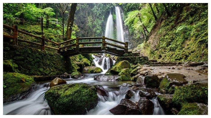 Pemandangan Air Terjun Jumog beserta aliran sungai dibawahnya