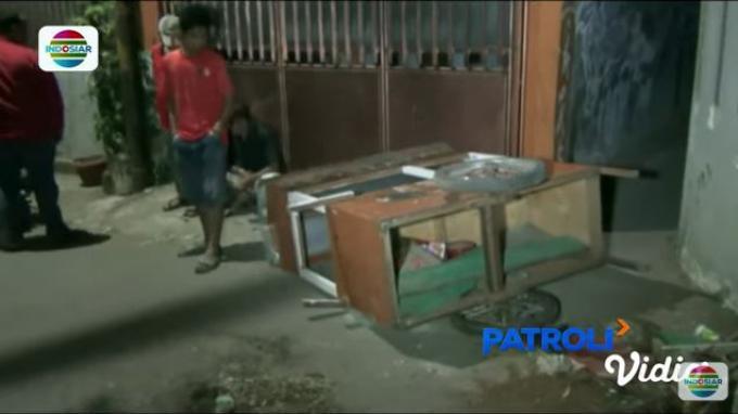 Akibat aksi ngamuk anak Elvy Sukaesih itu, konsisi warung berantakan