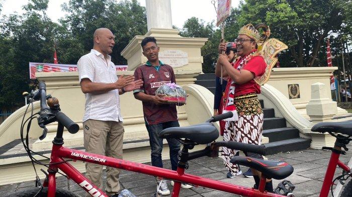 Kepala BNN Kota Surakarta, David HA Hutapea, dan Presiden Pasoepati, Agos Warsoep, menyambut aksi gowes 20 KM pasutri superhero Gatotkaca dan Supergirl di Tugu Monumen Kebangkitan Nasional, Solo, Jawa Tengah, Juma, 19 Mei 2023.