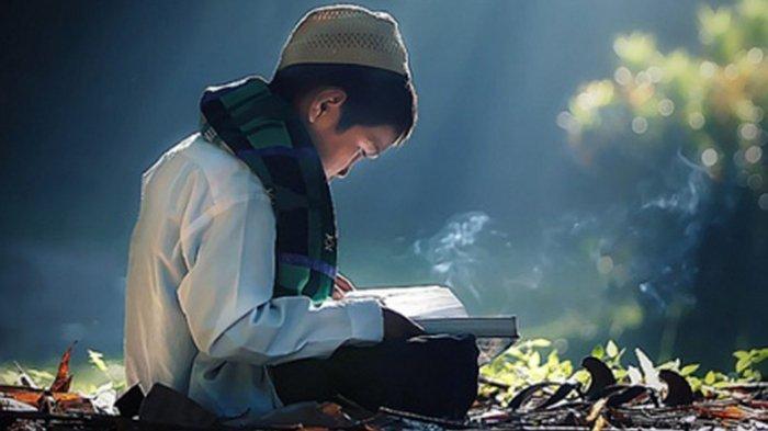 Aktivitas saat menjalani puasa ramadhan, salah satunya adalah membaca Al-quran